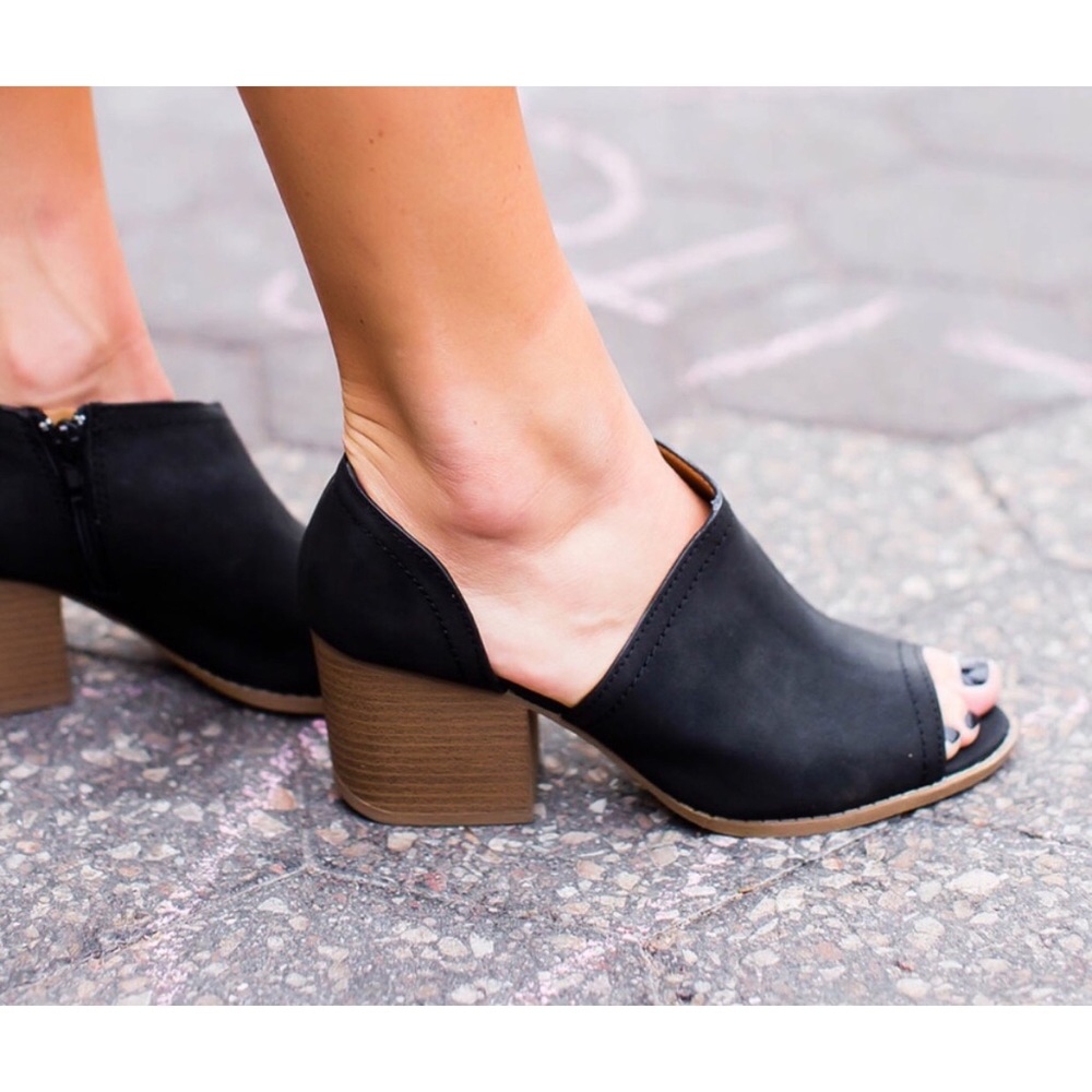 🌸 Black Cutout Peep Toe Bootie Sz 6-10 🌸 - Picture 2 of 3